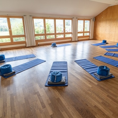 Charmantes Alpenchalet inmitten einer idyllischen Berglandschaft, ein Ort der Ruhe und Inspiration während des Selbstliebe-Retreats.