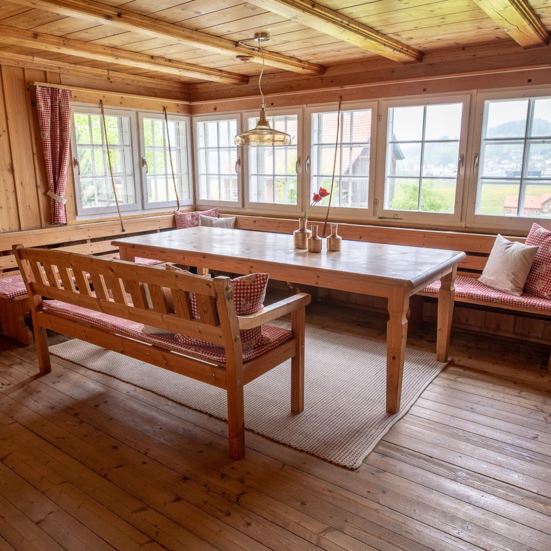 Gemütliche Stube mit Holzmöbeln und warmem Licht, ideal für Gespräche und Selbstfürsorge.