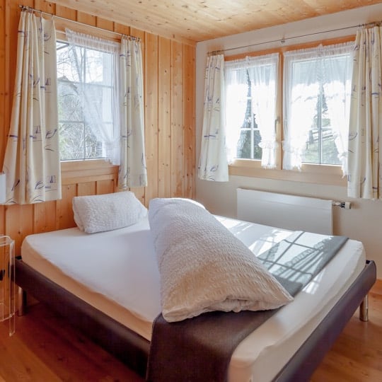 Veganer Esstisch mit bunten, gesunden Speisen, serviert während des Selbstliebe-Retreats von Rebekka Thommen.